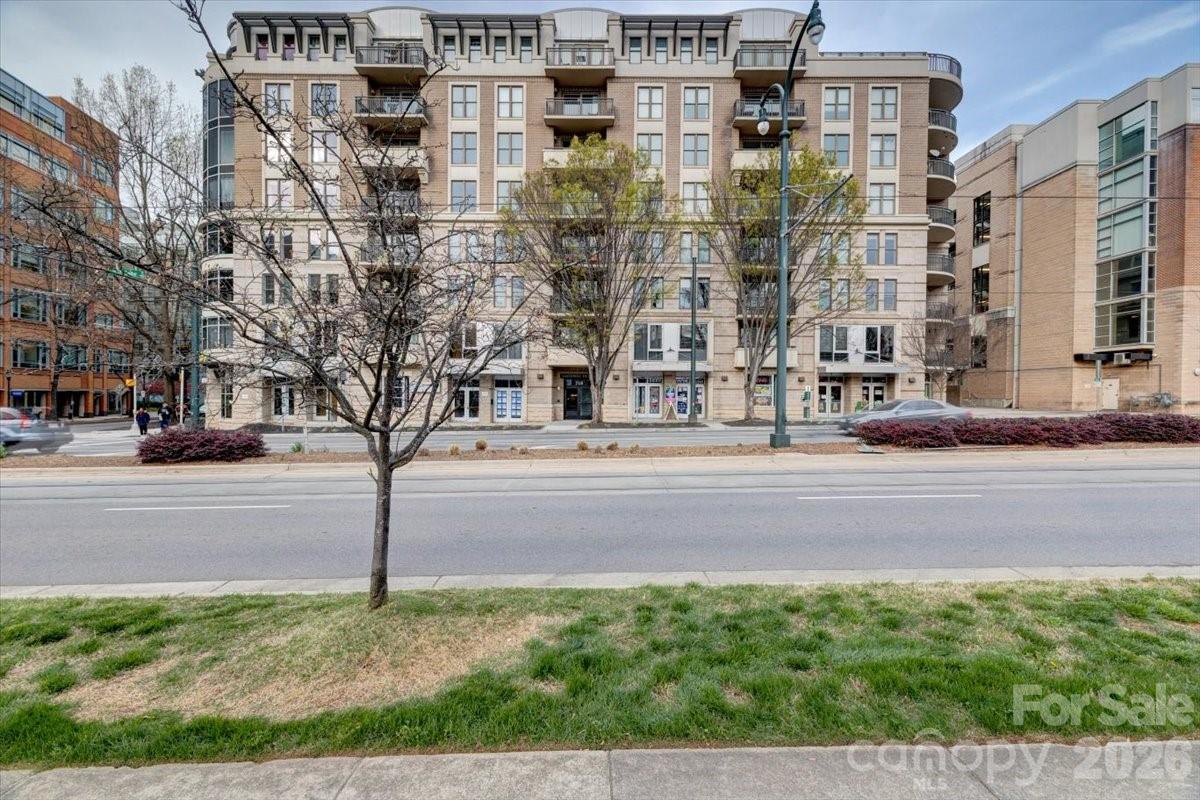 718 W Trade Street Unit: 809