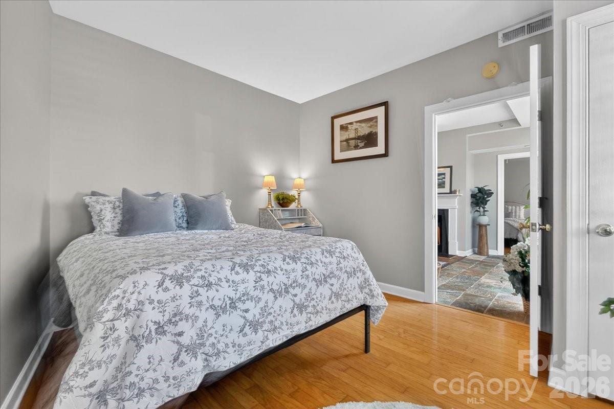 718 W Trade Street Unit: 809