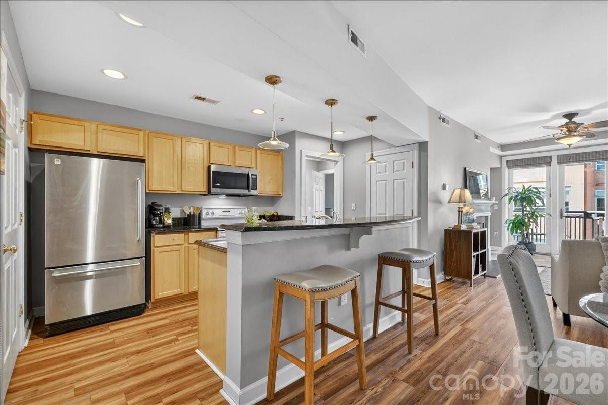 718 W Trade Street Unit: 809