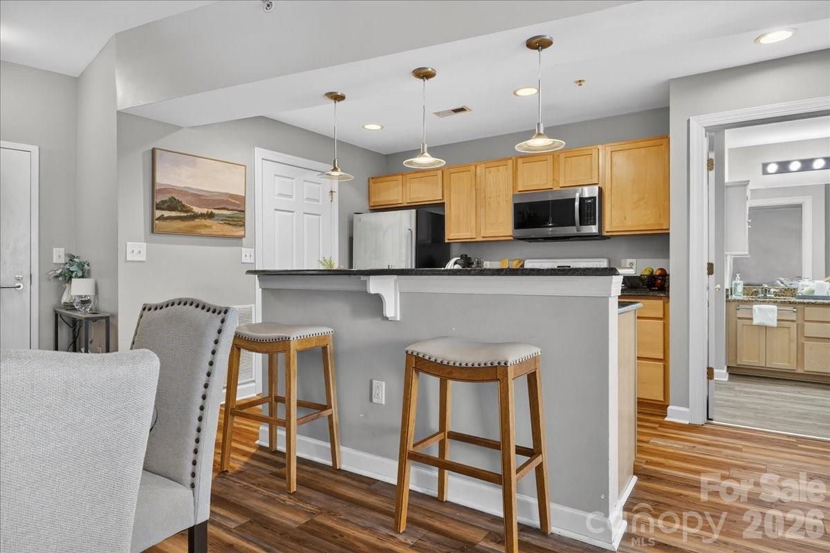 718 W Trade Street Unit: 809