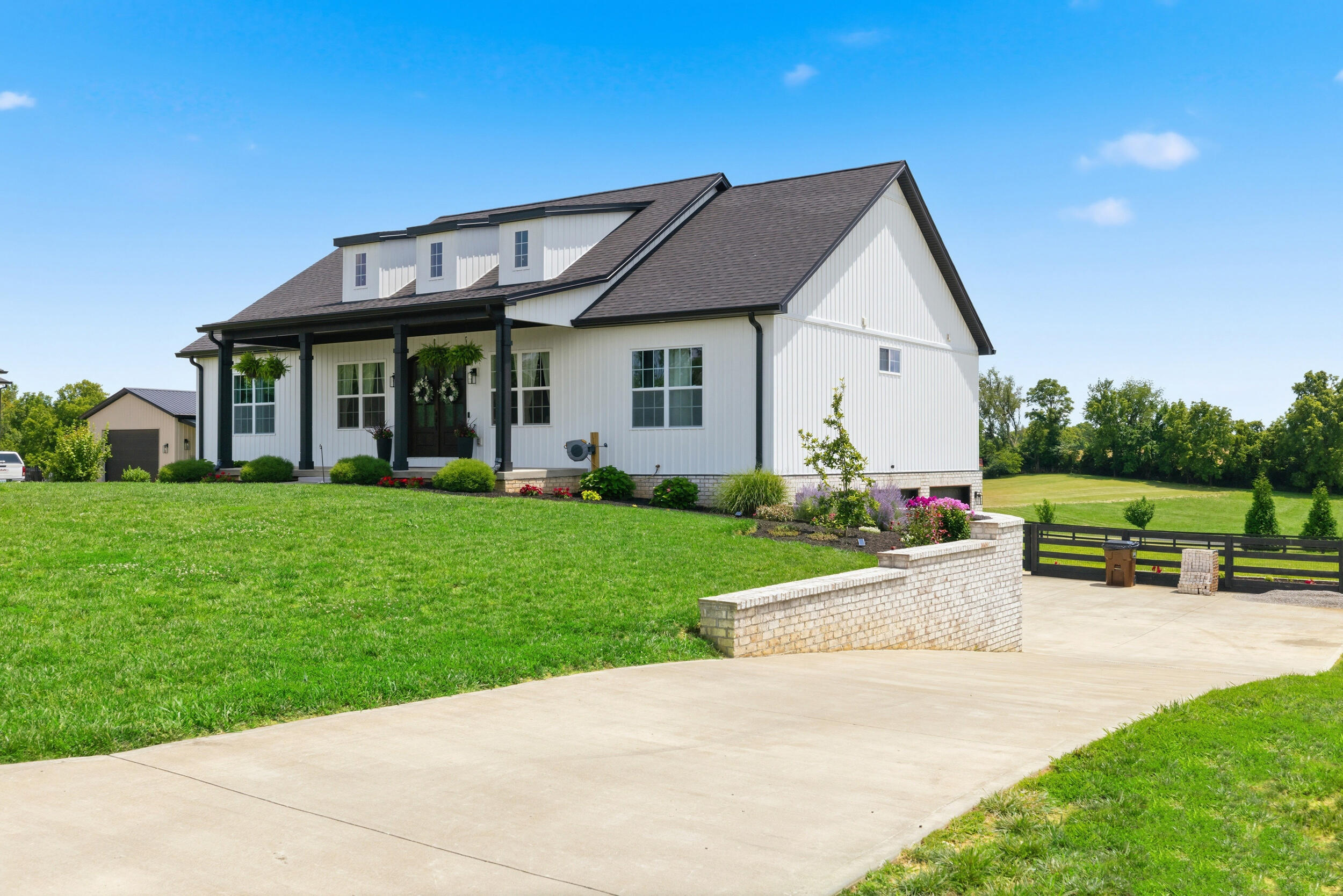 76 Woodspoint Drive