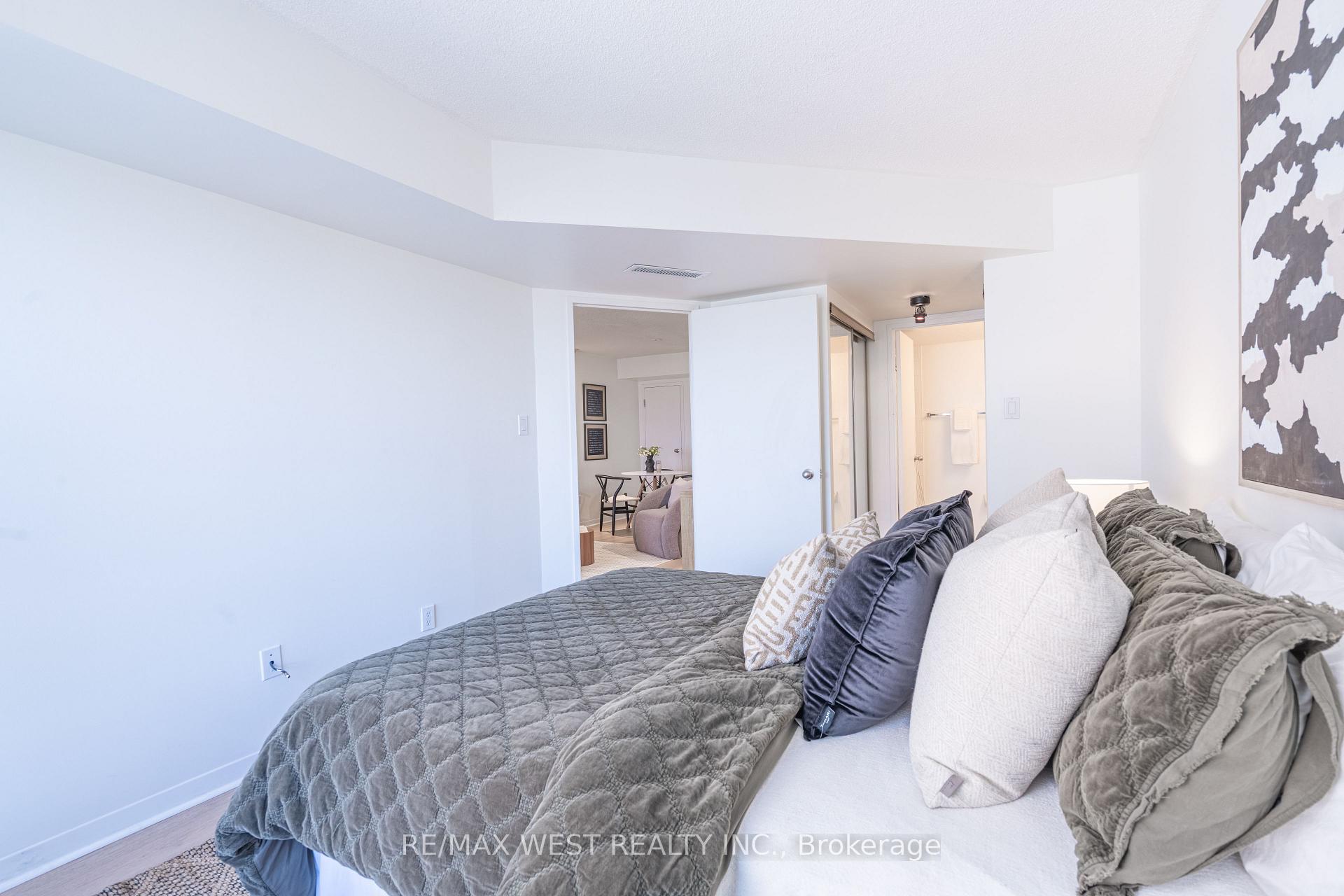 1001 Bay Street Unit 2002