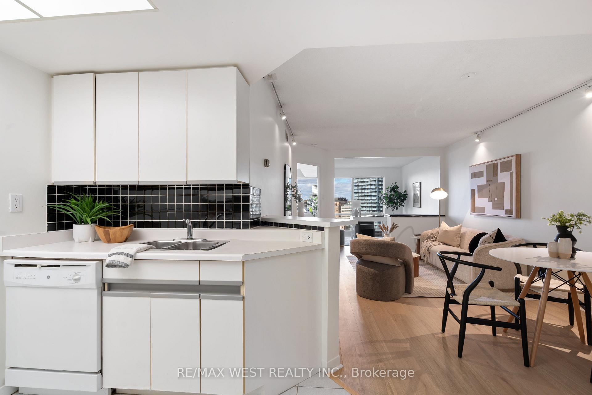 1001 Bay Street Unit 2002