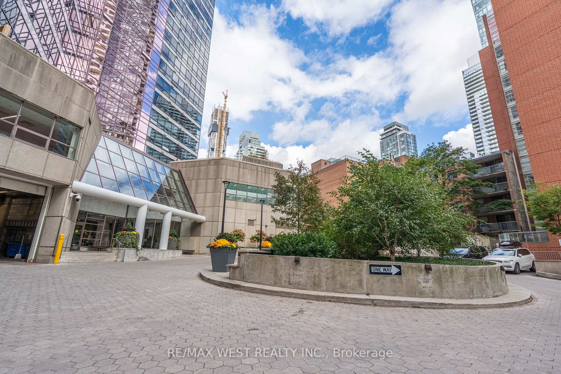 1001 Bay Street Unit 2002