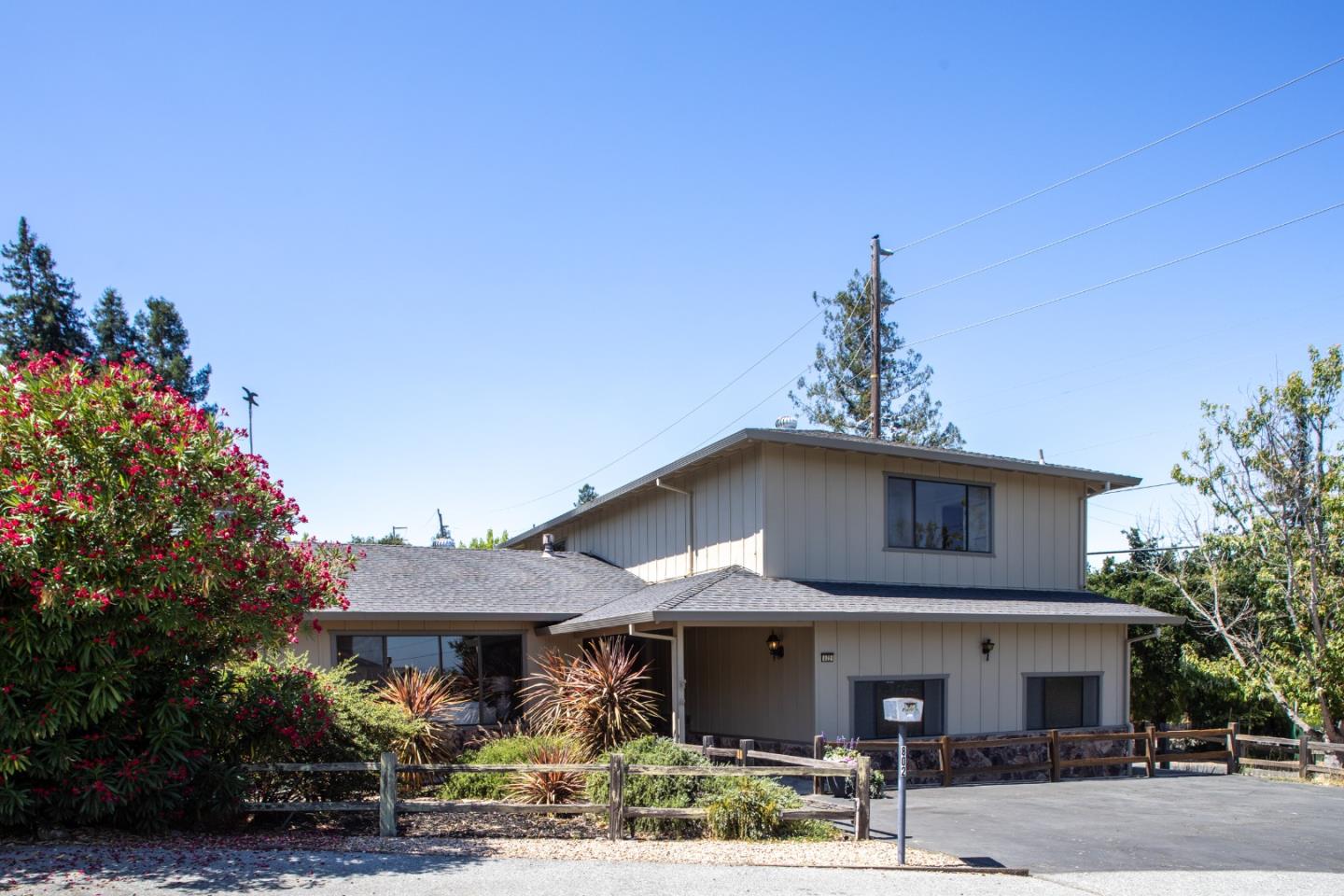 802 Toyon Way