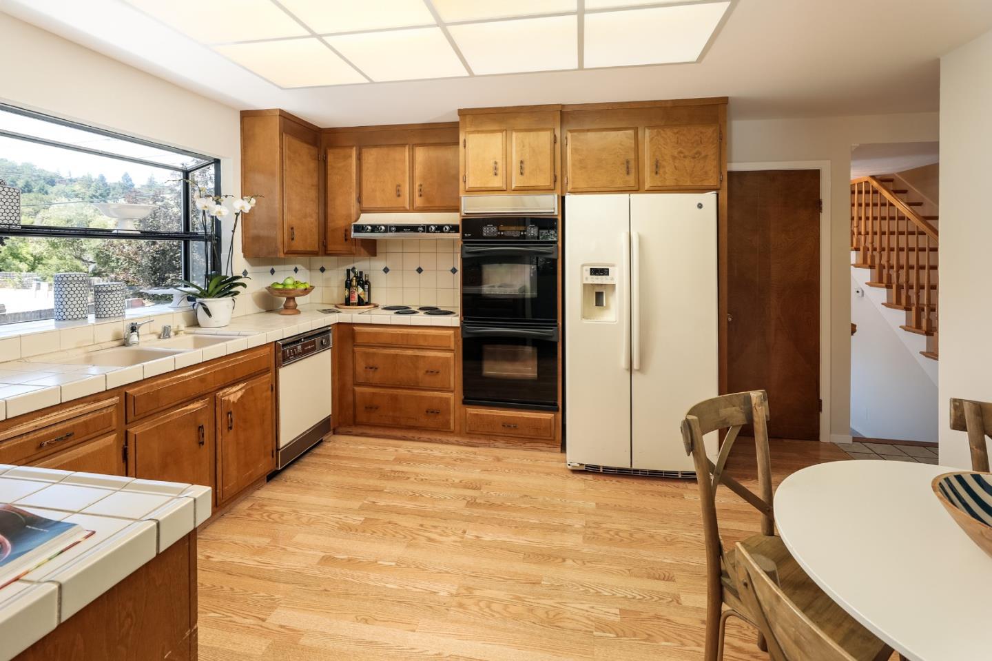 802 Toyon Way