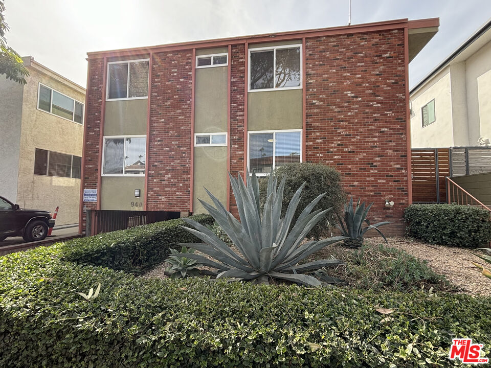 940 7th St Unit: 9