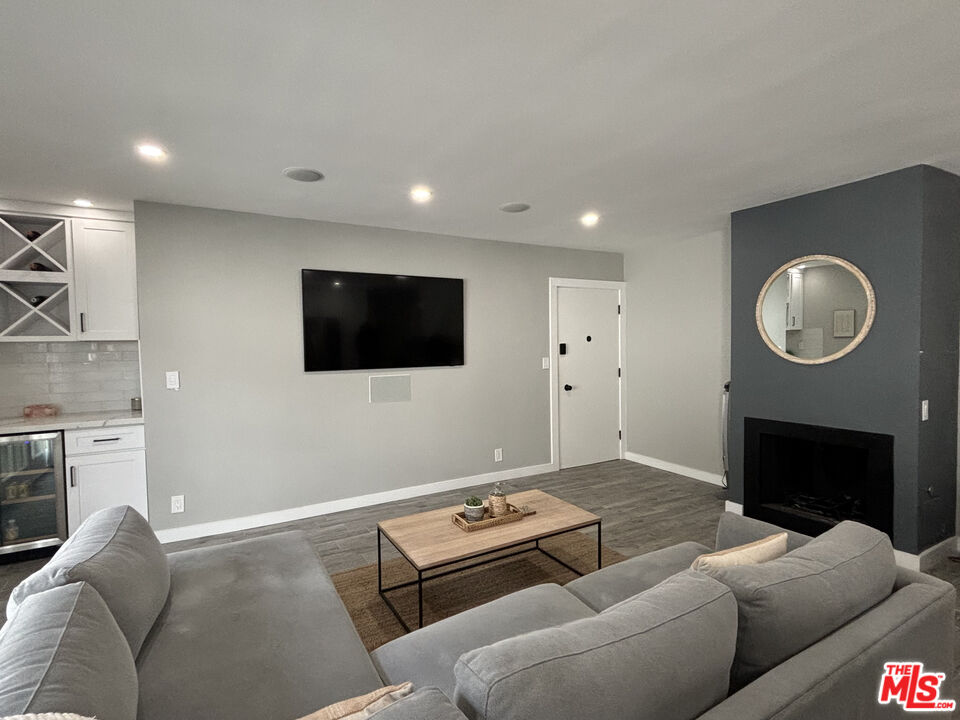 940 7th St Unit: 9