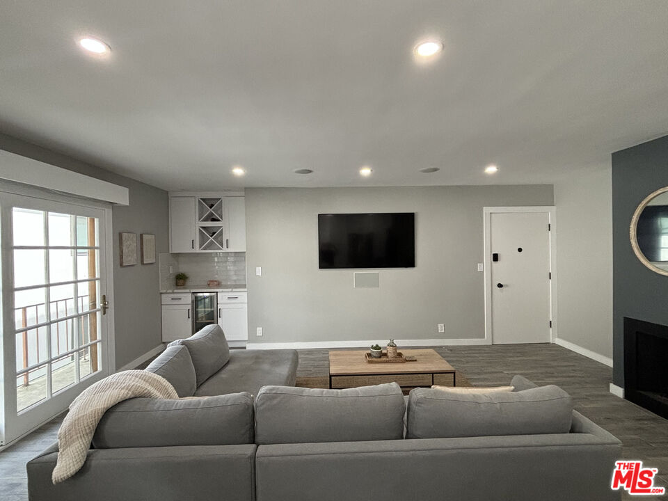 940 7th St Unit: 9