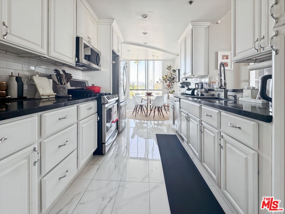 326 Westminster Ave Unit: 404