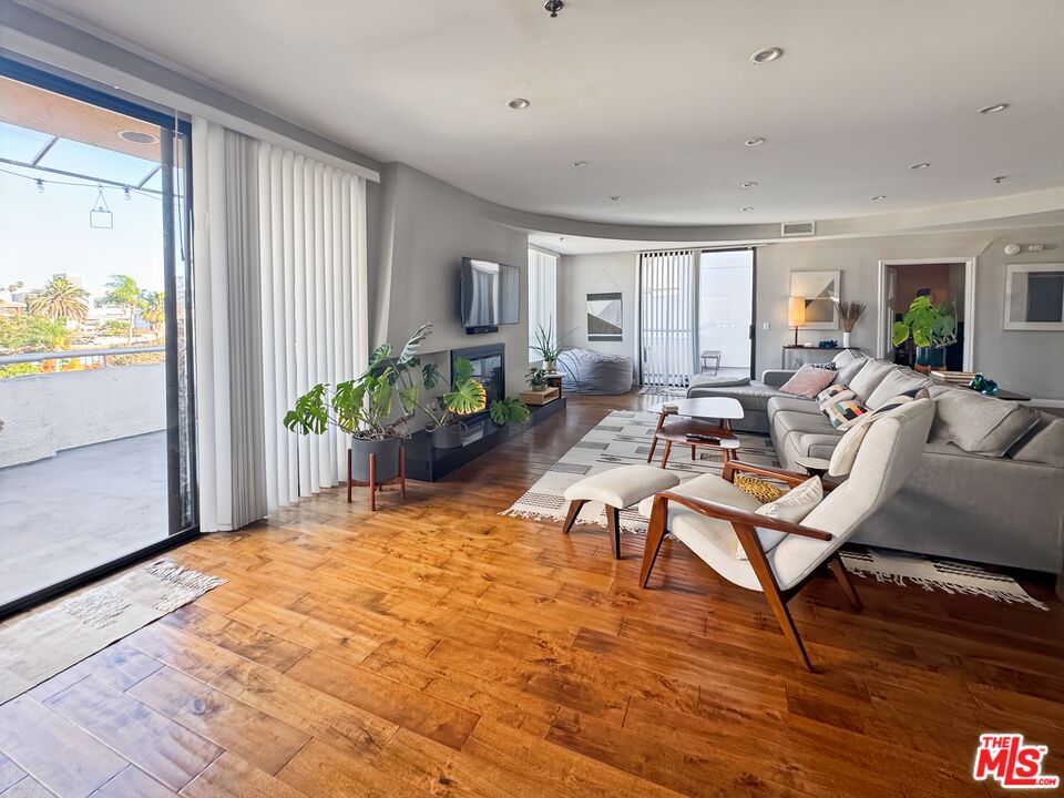 326 Westminster Ave Unit: 404