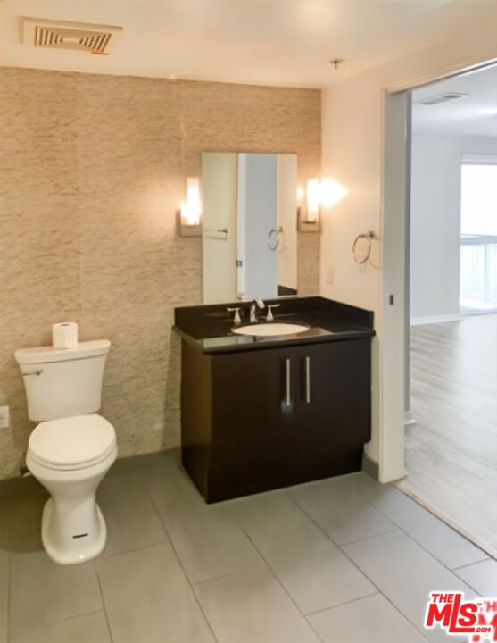 540 S Kenmore Ave Unit: 204