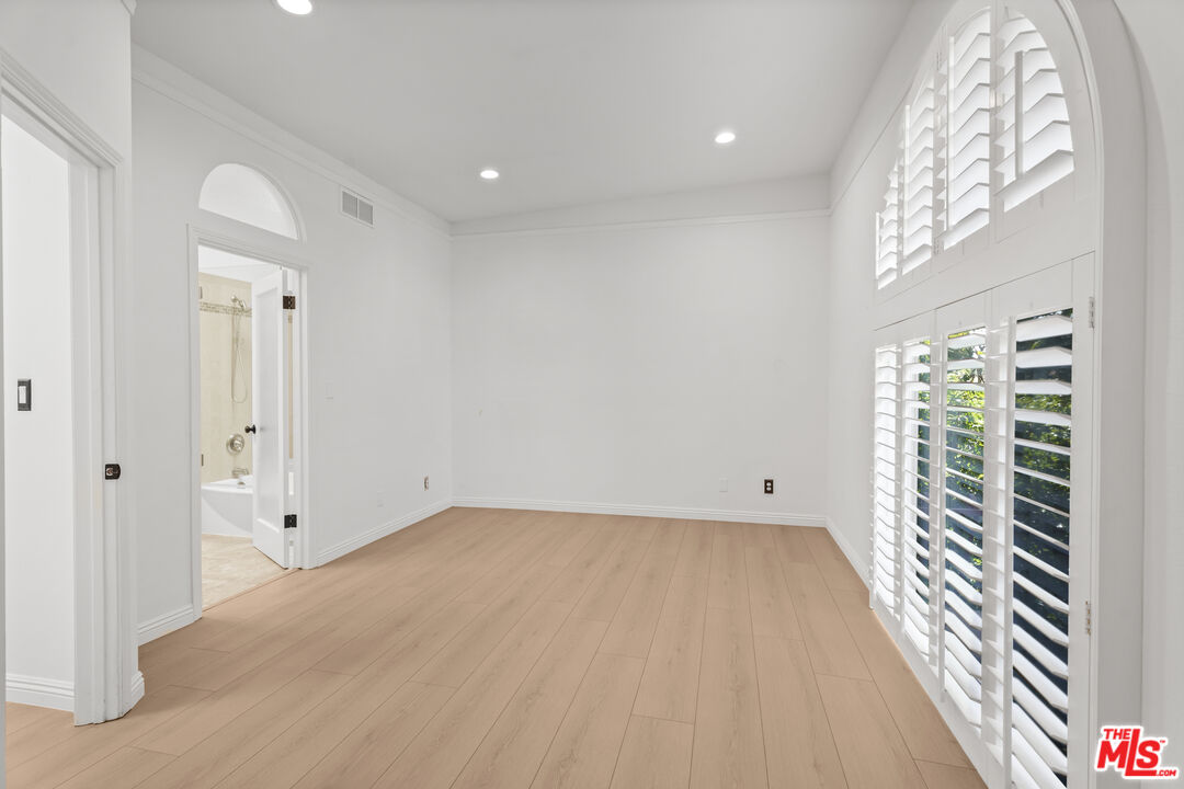 1850 Midvale Ave Unit: 4