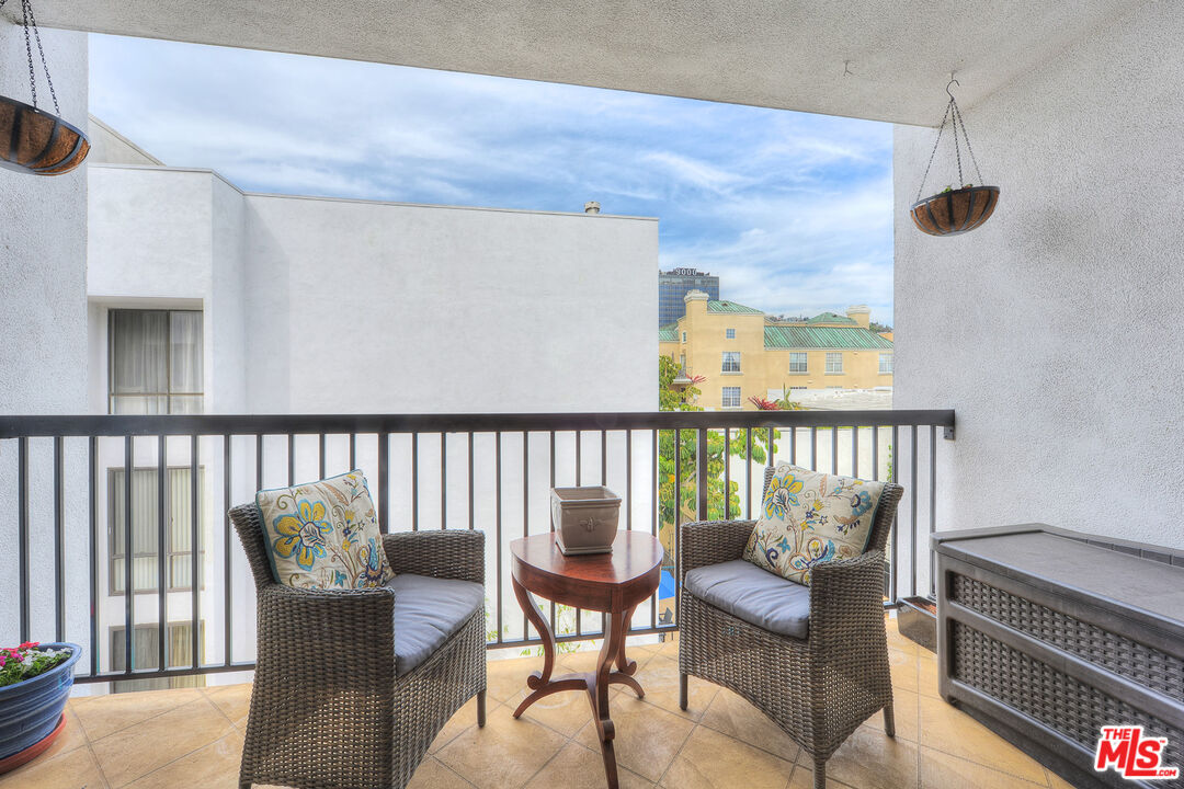 906 N Doheny Dr Unit: 512