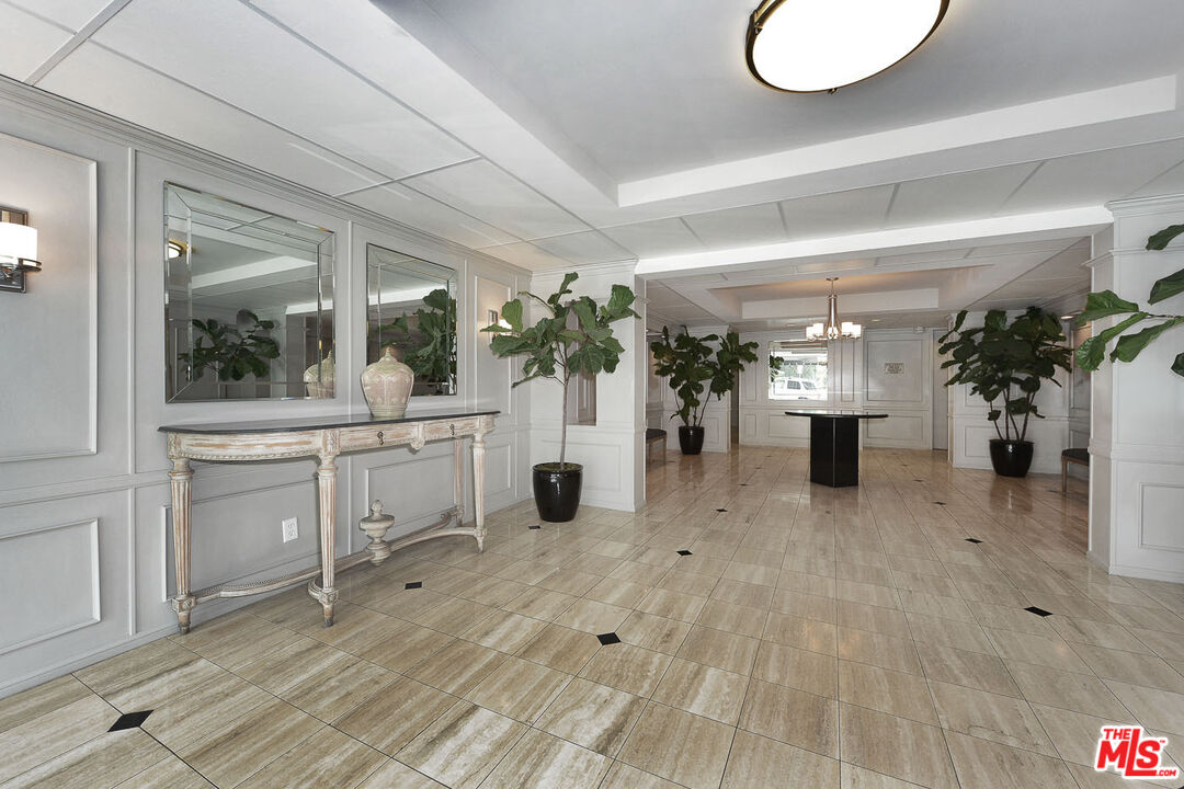 906 N Doheny Dr Unit: 512