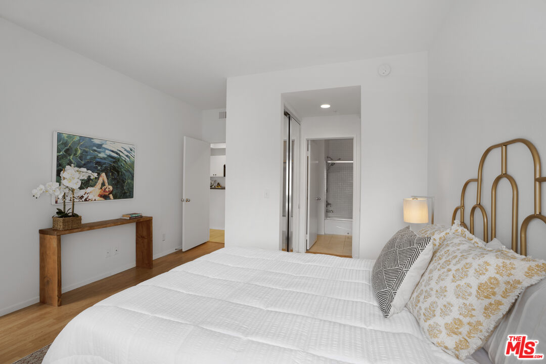 3561 Clarington Ave Unit: 103