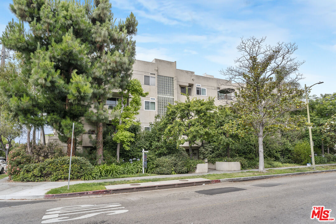 3561 Clarington Ave Unit: 103