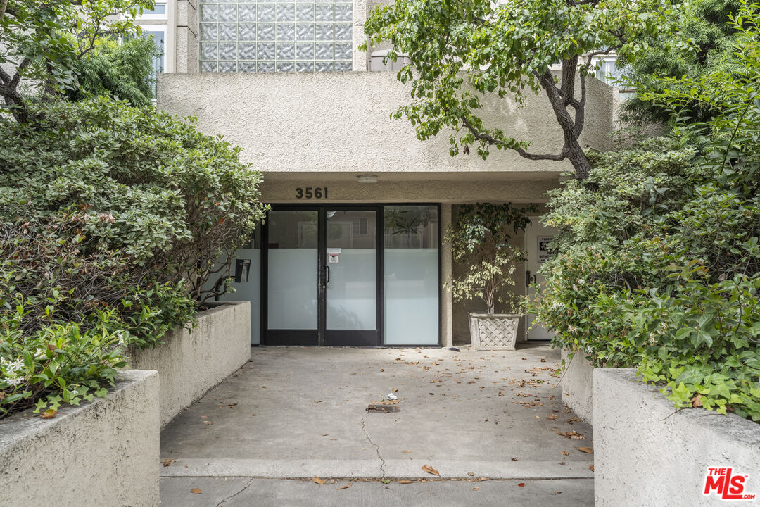 3561 Clarington Ave Unit: 103