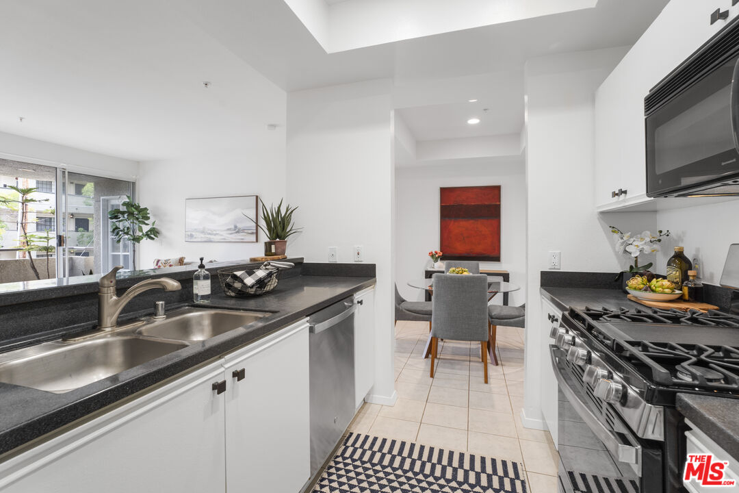 3561 Clarington Ave Unit: 103