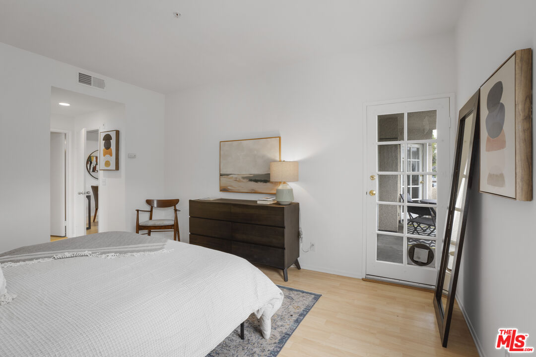 3561 Clarington Ave Unit: 103
