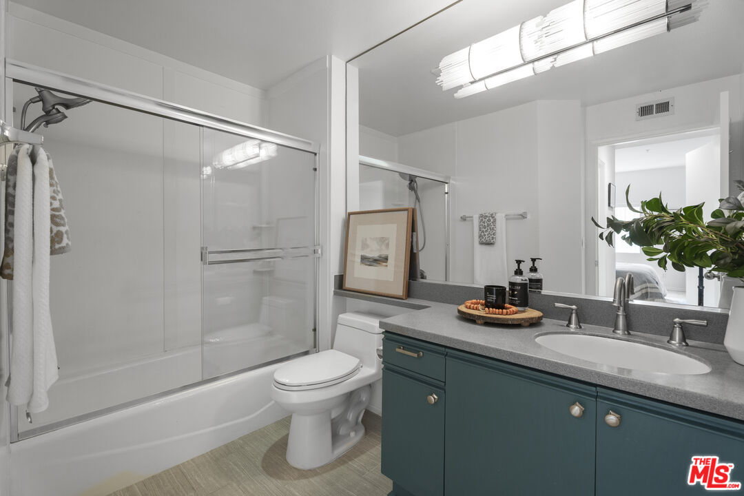 3561 Clarington Ave Unit: 103