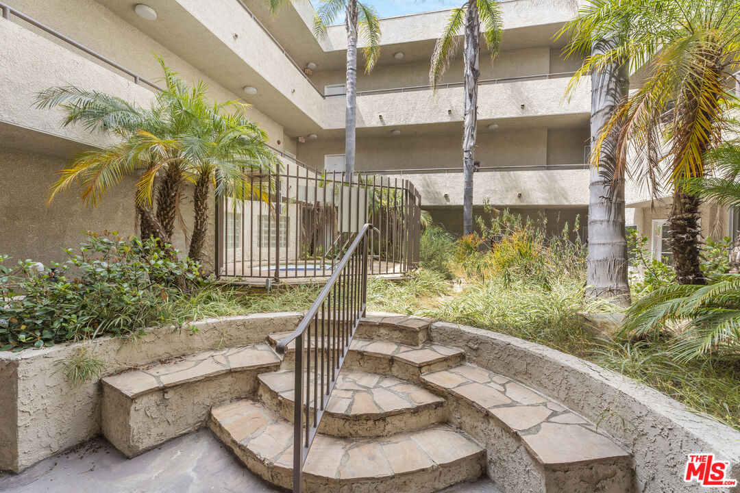 3561 Clarington Ave Unit: 103