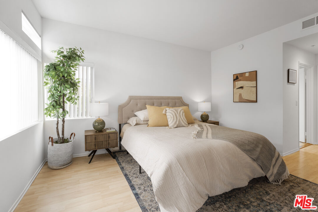 3561 Clarington Ave Unit: 103