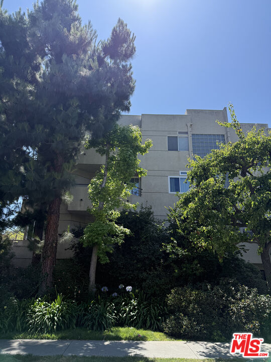 3561 Clarington Ave Unit: 103