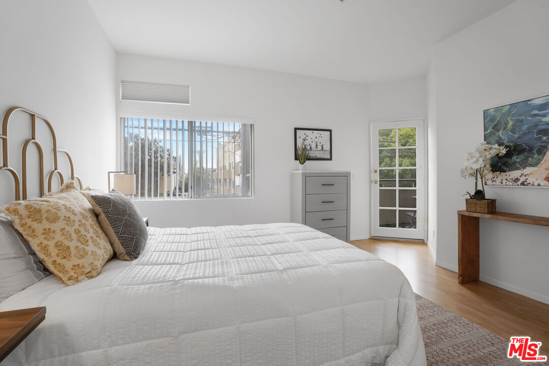 3561 Clarington Ave Unit: 103