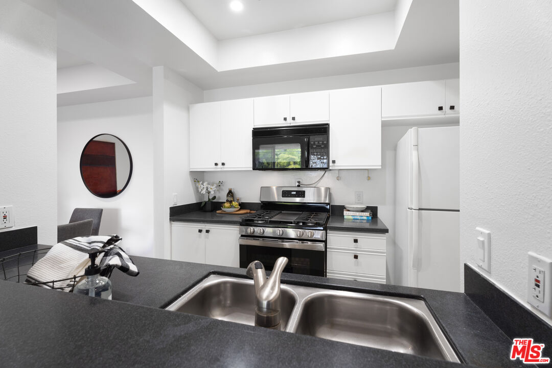 3561 Clarington Ave Unit: 103