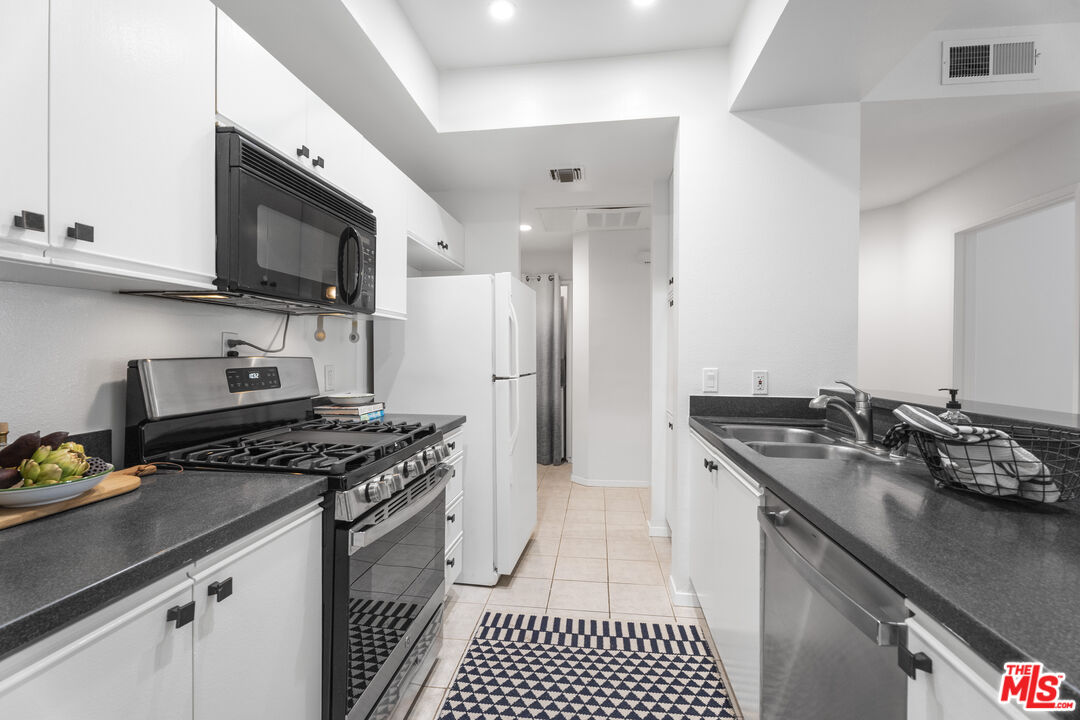 3561 Clarington Ave Unit: 103