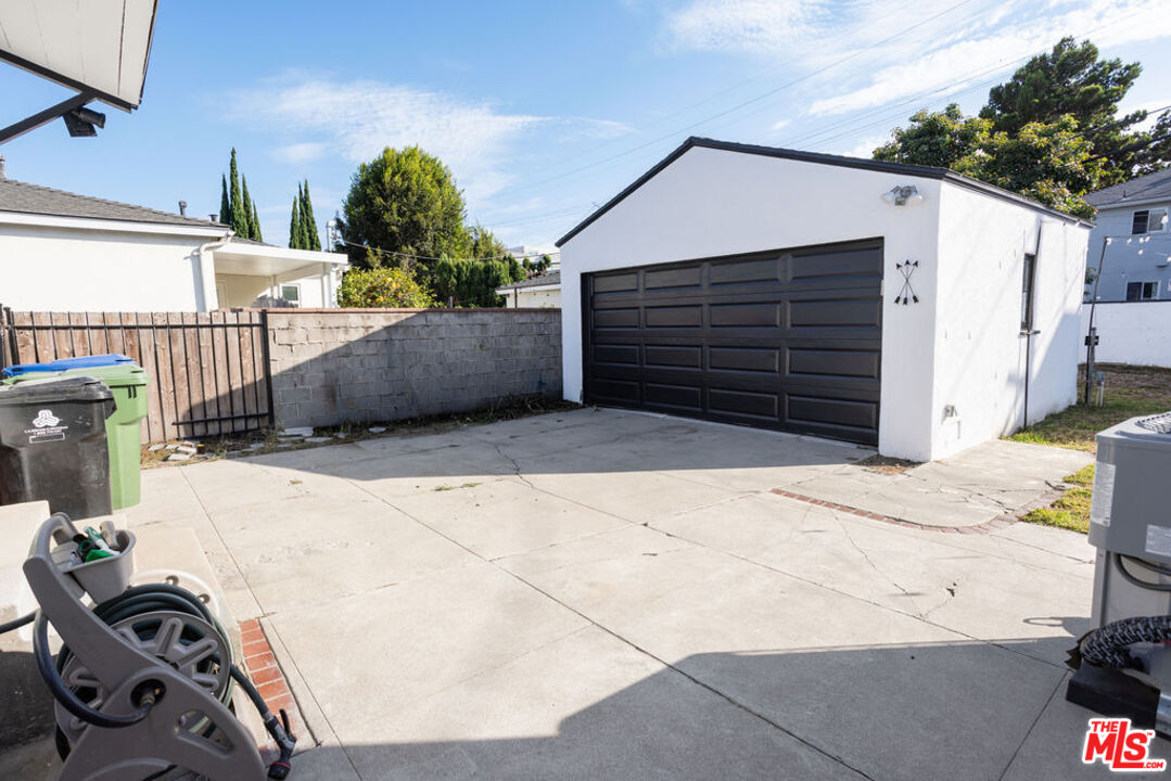 2813 S Bentley Ave