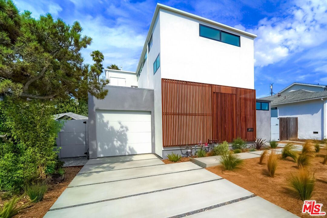2938 Kelton Ave