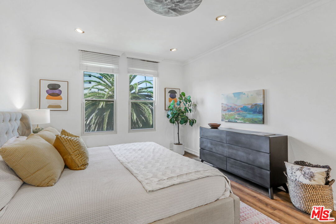 211 California Ave Unit: 501