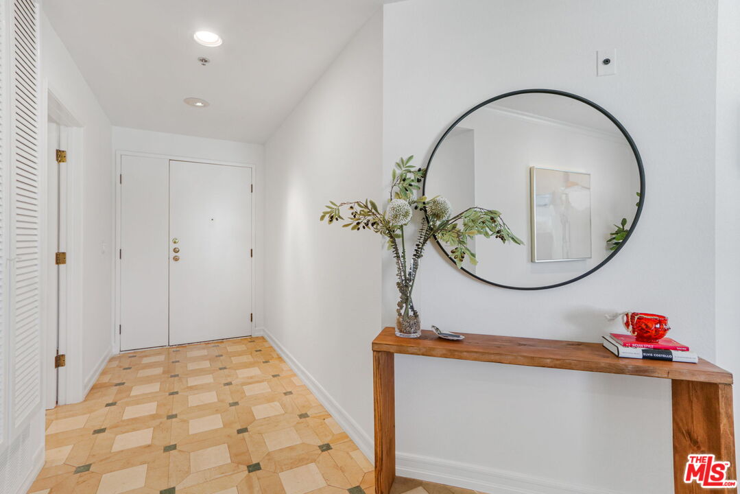 211 California Ave Unit: 501