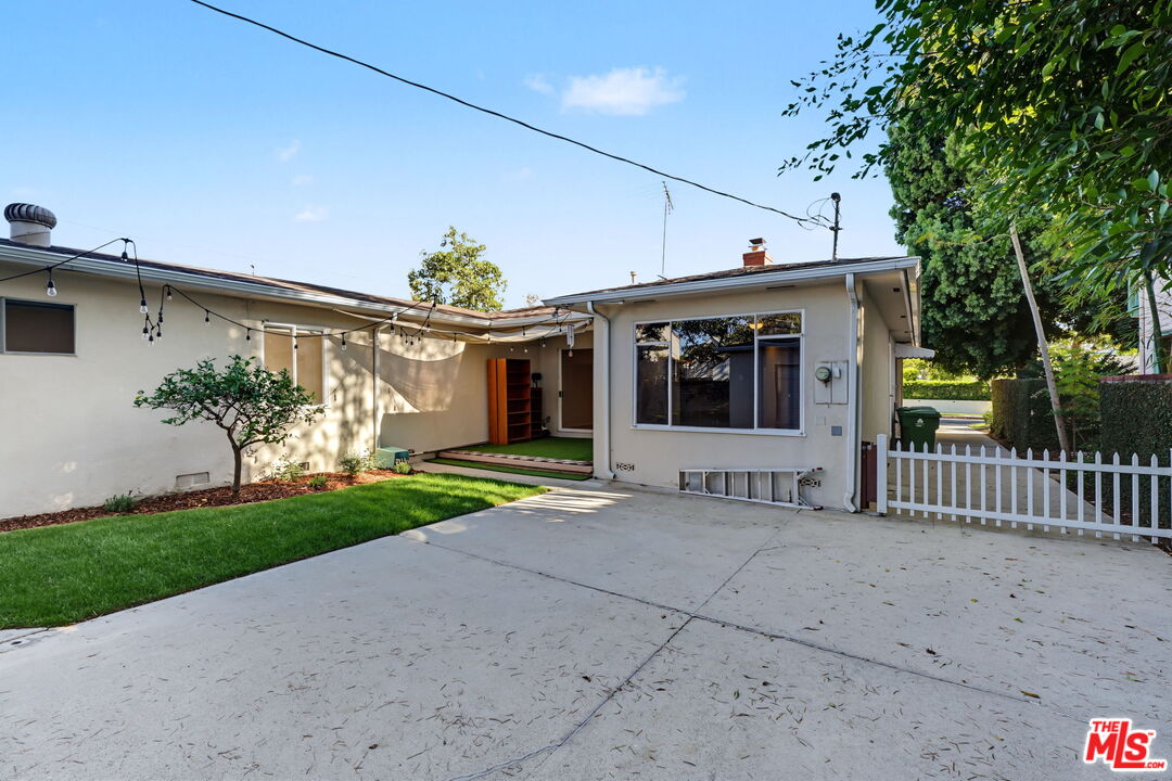 2271 Prosser Ave