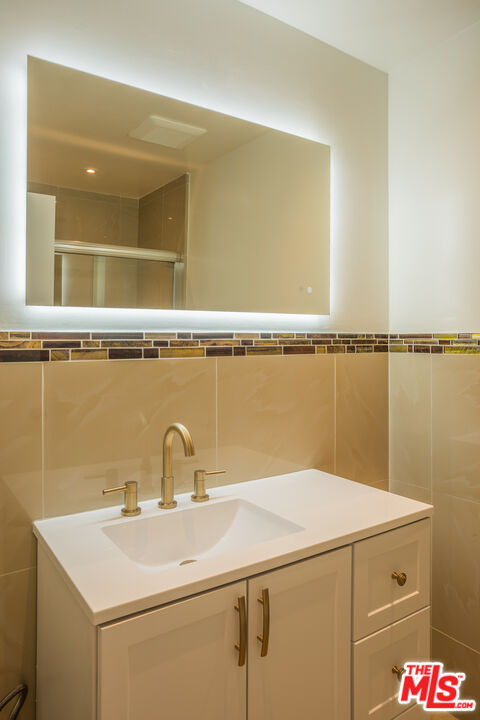 403 N OAKHURST DR Unit: 303