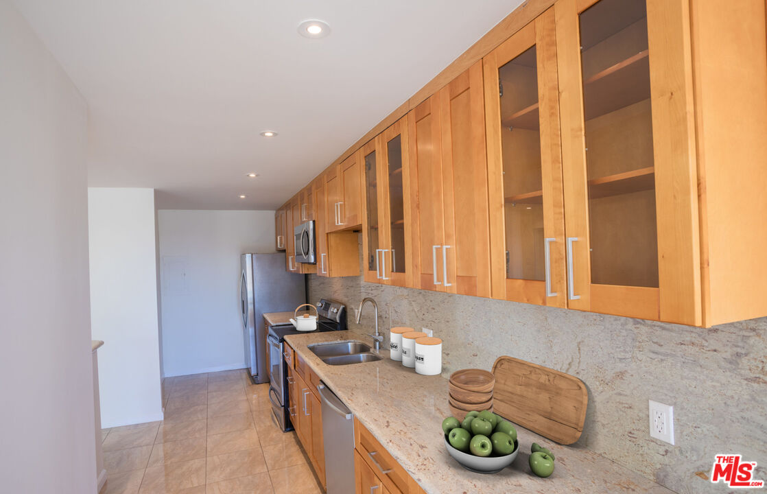 403 N OAKHURST DR Unit: 303