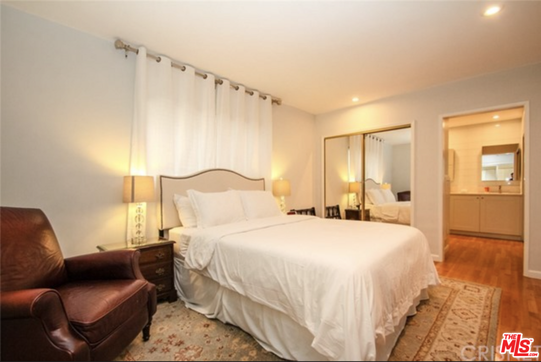 423 S REXFORD DR Unit: 104