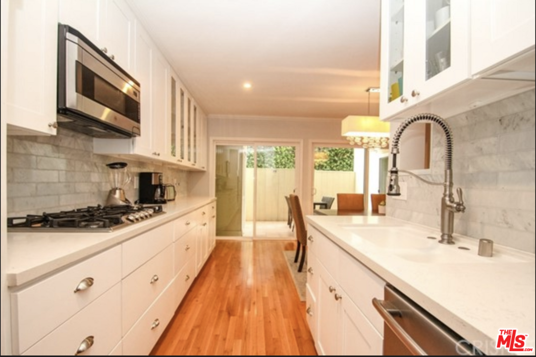 423 S REXFORD DR Unit: 104
