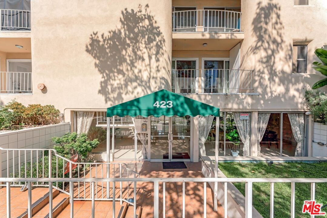 423 S REXFORD DR Unit: 104