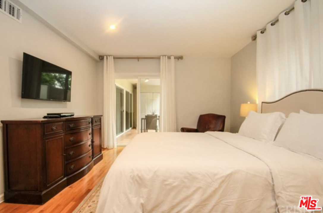 423 S REXFORD DR Unit: 104