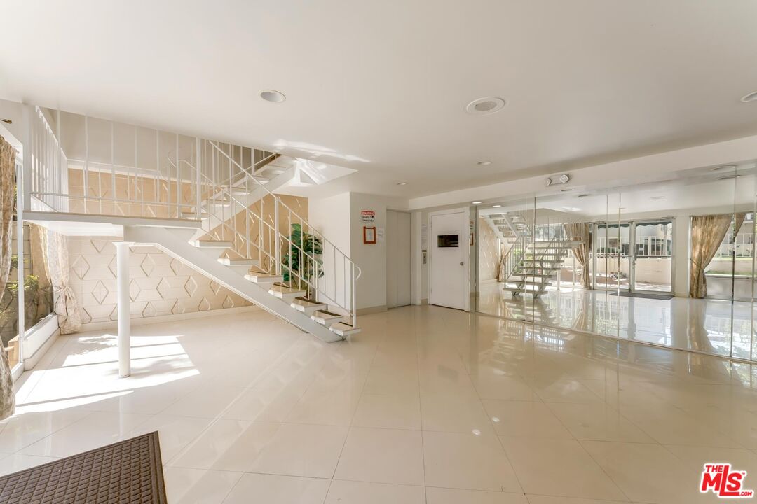423 S REXFORD DR Unit: 104