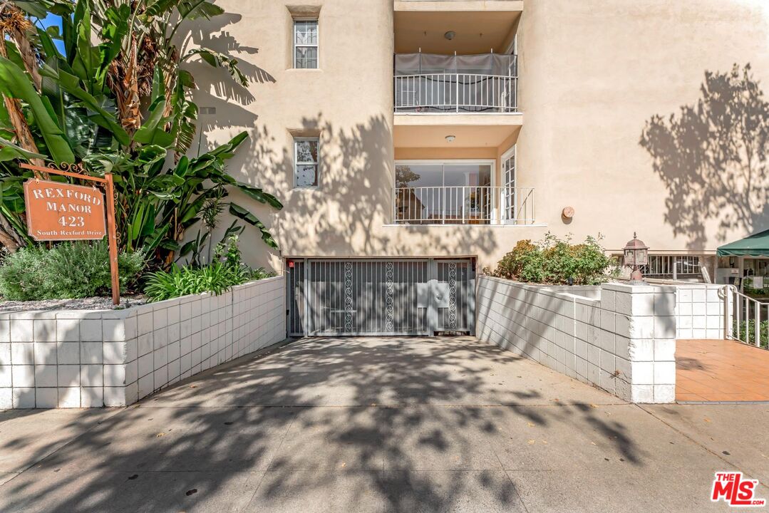 423 S REXFORD DR Unit: 104