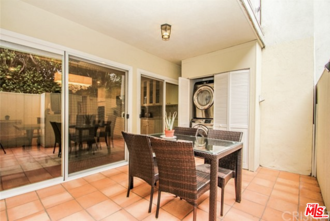 423 S REXFORD DR Unit: 104