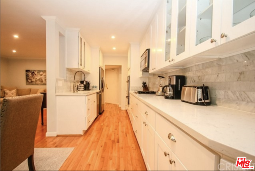 423 S REXFORD DR Unit: 104