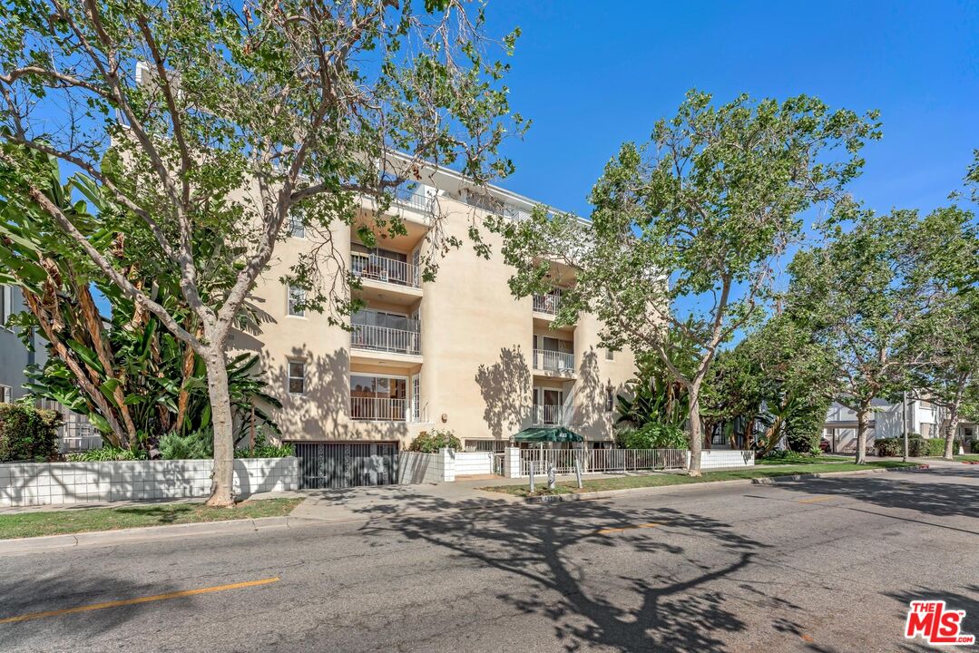 423 S REXFORD DR Unit: 101