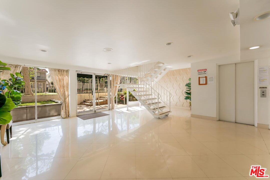 423 S REXFORD DR Unit: 101