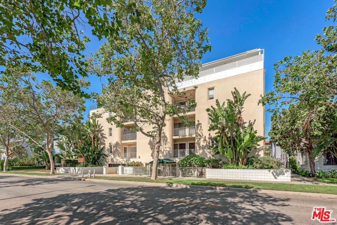 423 S REXFORD DR Unit: 101
