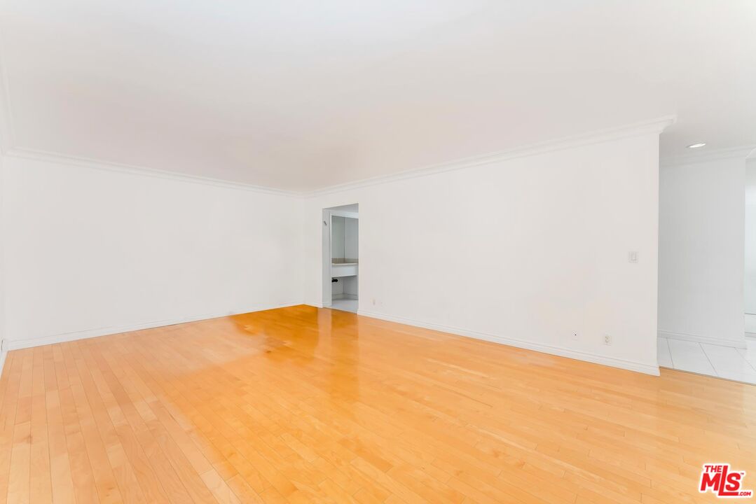 423 S REXFORD DR Unit: 101
